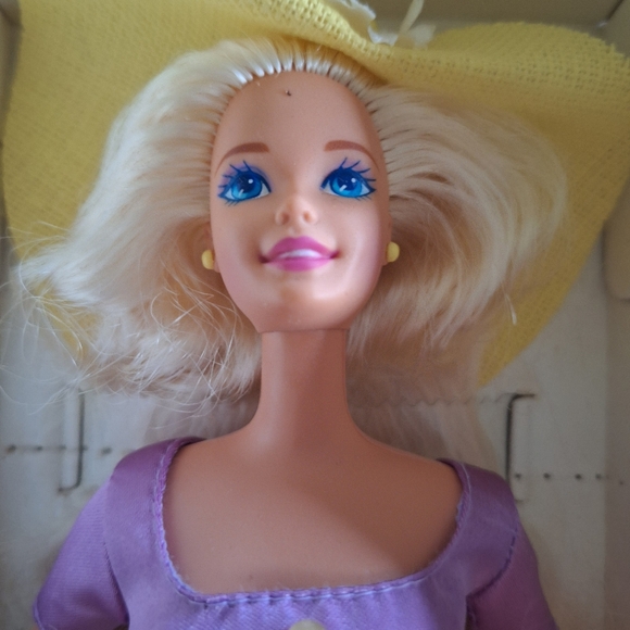 AVON EXCLUSIVE Spring blossom Barbie - Picture 3 of 12